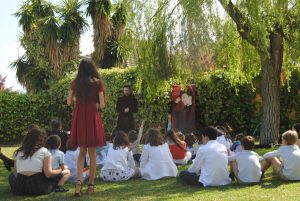 actuando para niños al aire libre