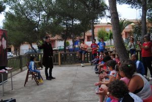 actuando con niños en parque